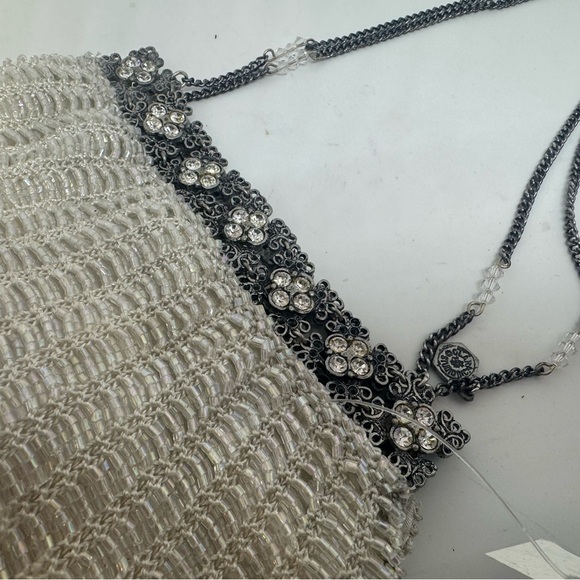 Chic Beaded Evening Bag with Floral Accents - Picture 1 of 2